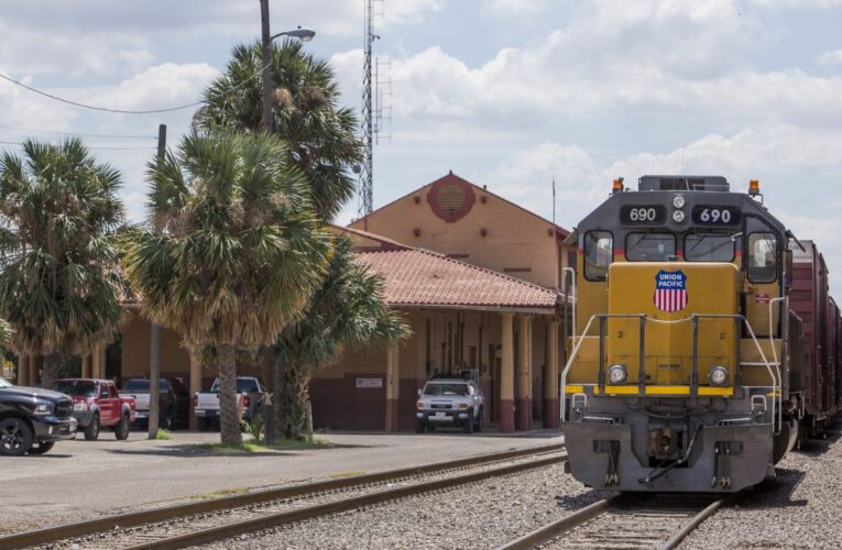 Hallan seis muertos en vagón de carga de tren en la frontera de EE.UU. con México